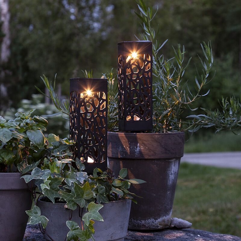 2-pack czarne lampy słoneczne na kije Amisha, z czujnikiem zmierzchu