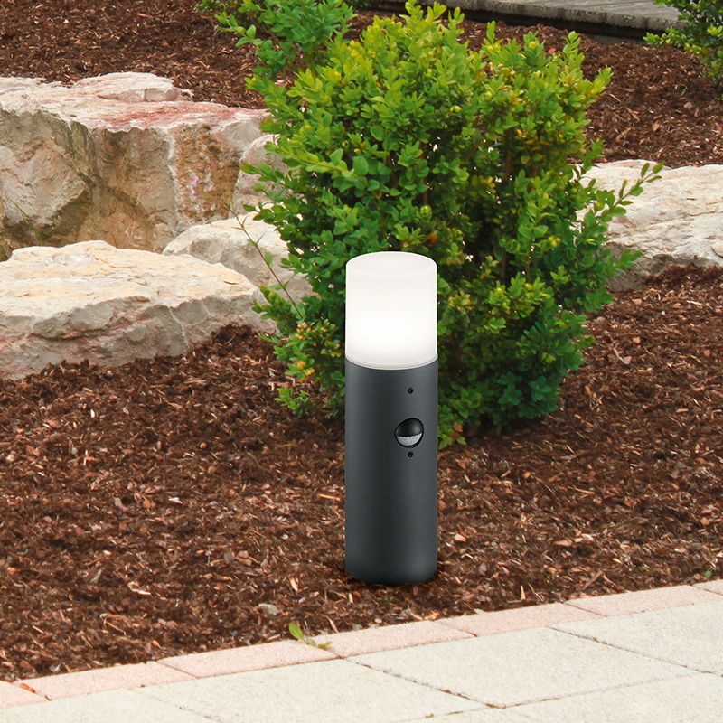 Antracytowa lampa podłogowa zewnętrzna z czujnikiem ruchu nowoczesna, Fjelso, IP44 Antracytowa lampa podłogowa zewnętrzna z czujnikiem ruchu nowoczesna, Fjelso, IP44