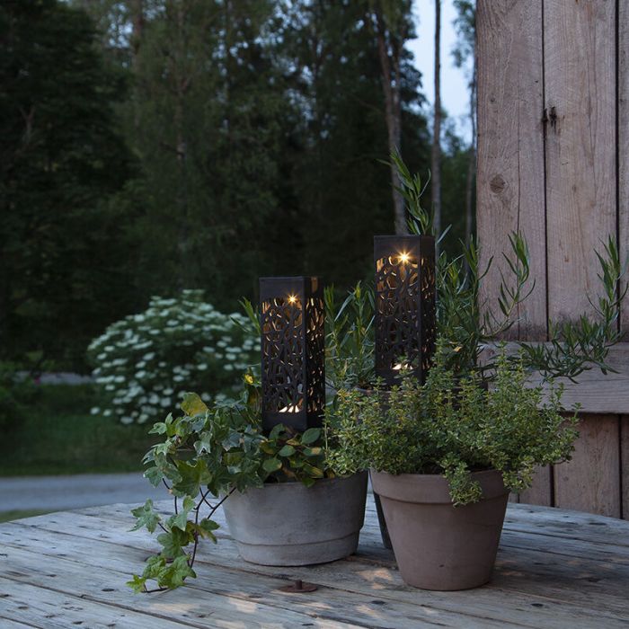 2-pack czarne lampy słoneczne na kije Amisha, z czujnikiem zmierzchu