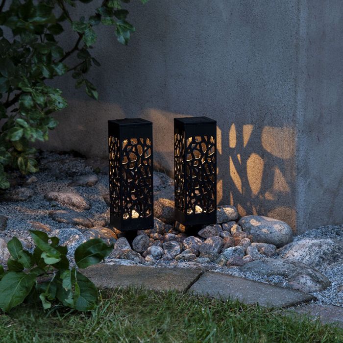 2-pack czarne lampy słoneczne na kije Amisha, z czujnikiem zmierzchu